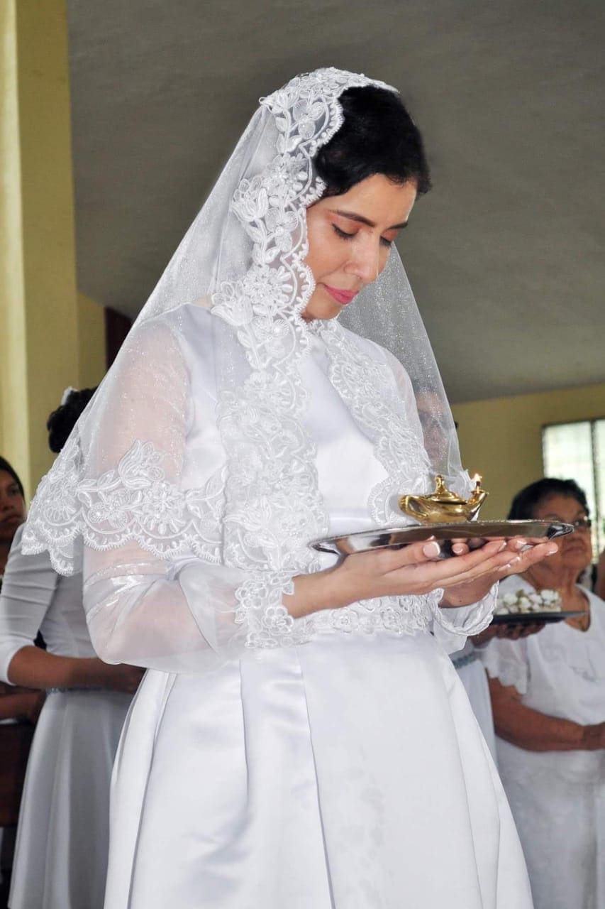 Foto: Consagración en el Orden de las Vírgenes de Francis Castillo por el Obispo de entonces de la Diócesis de Juigalpa: Mons. René Sándigo el 11 de agosto de 2019 en la Parroquia Santiago Apóstol de Santo Tomás, Chontales.