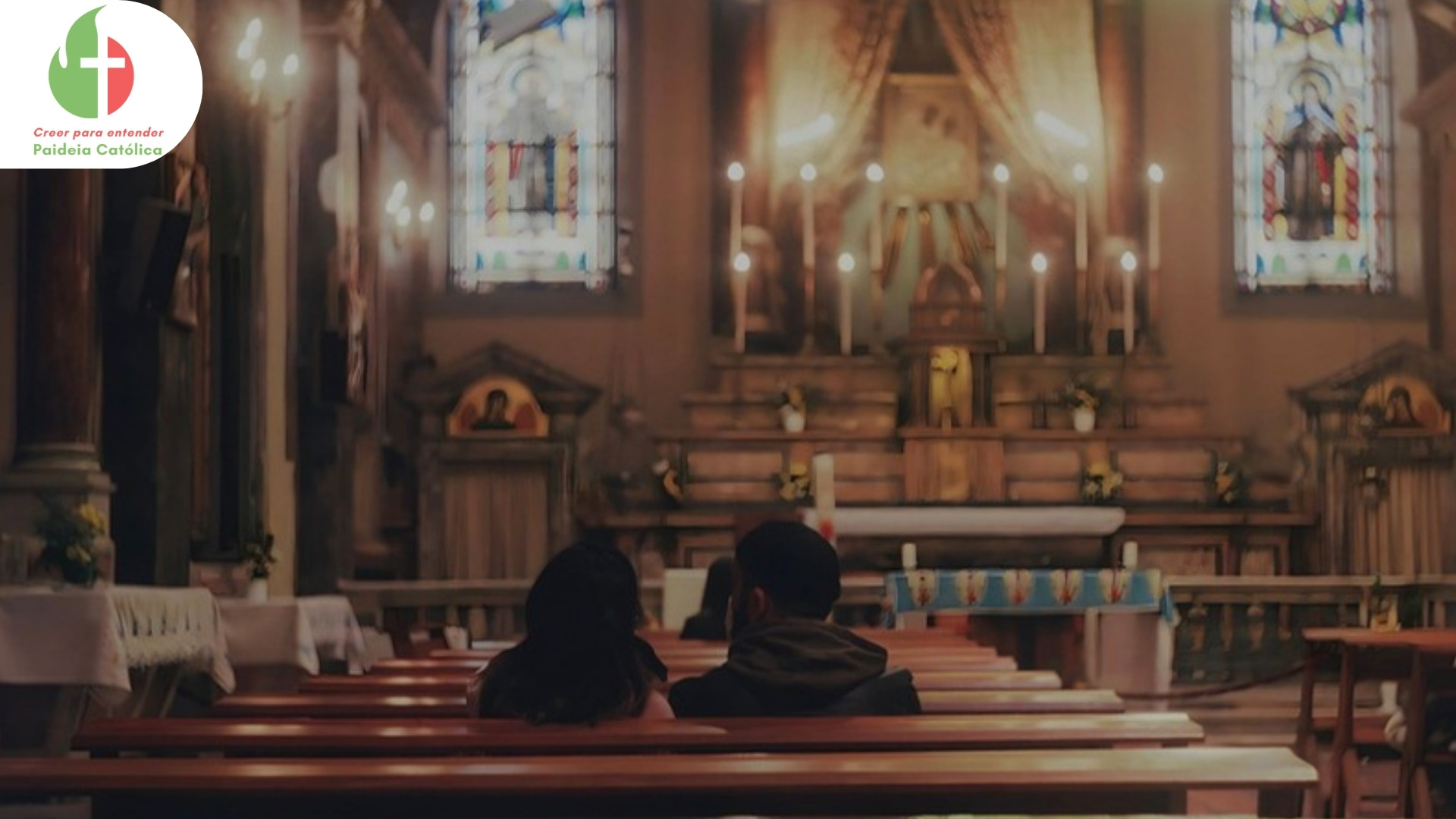 Pareja joven sentada en las bancas de una iglesia, de espaldas, mirando al altar